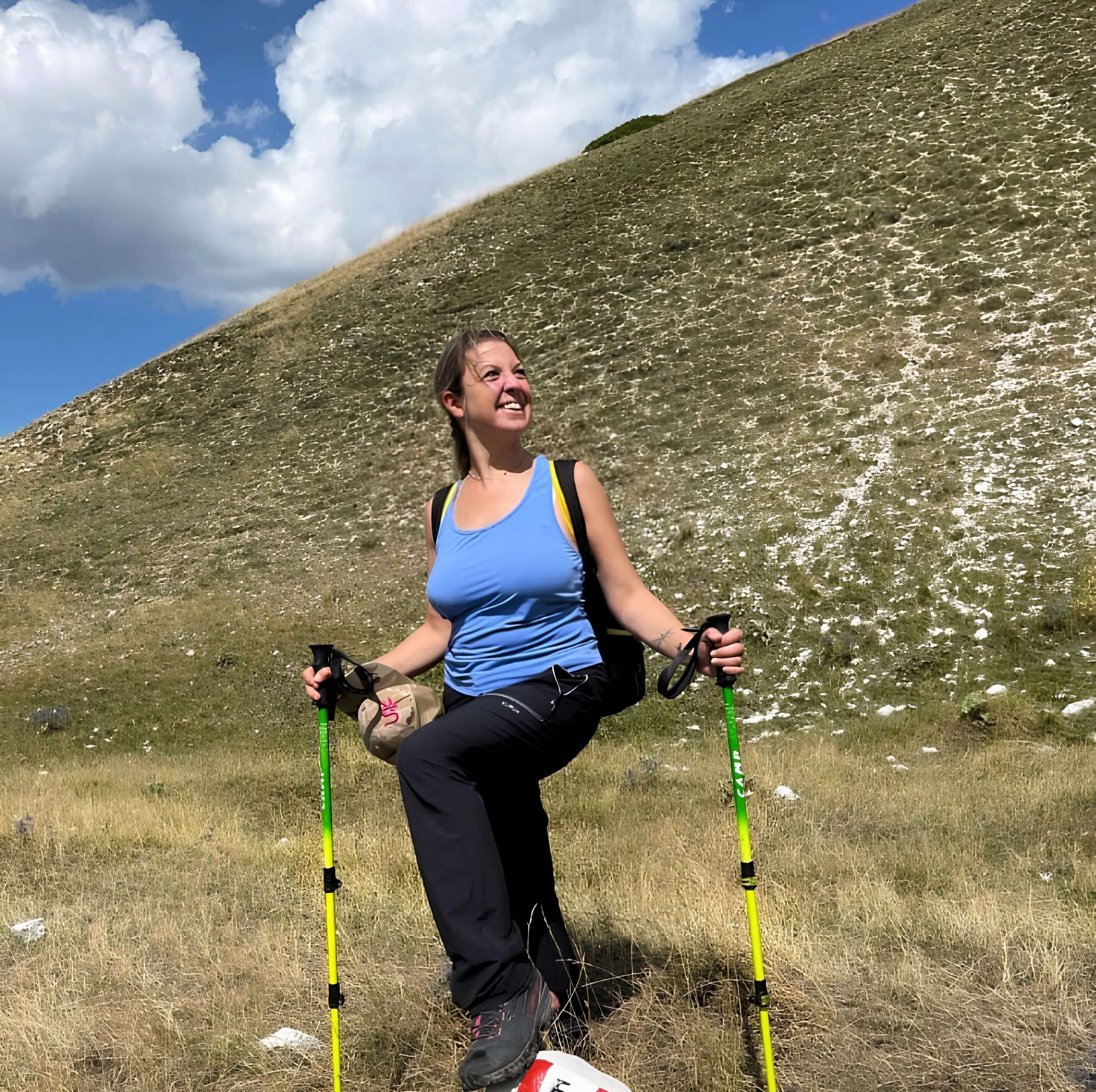 foto donna che pratica trekking